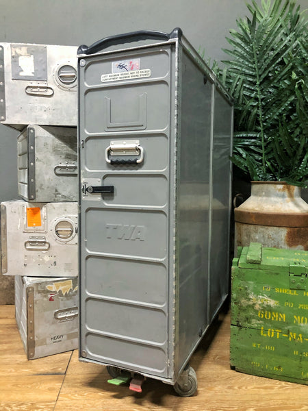 Uçak Servis Arabasından Bar/dolap